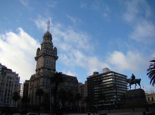 Praça Independência - Estátua Equestre de Artigas à frente, ao fundo o Palácio Salvo (Lara Niederauer)